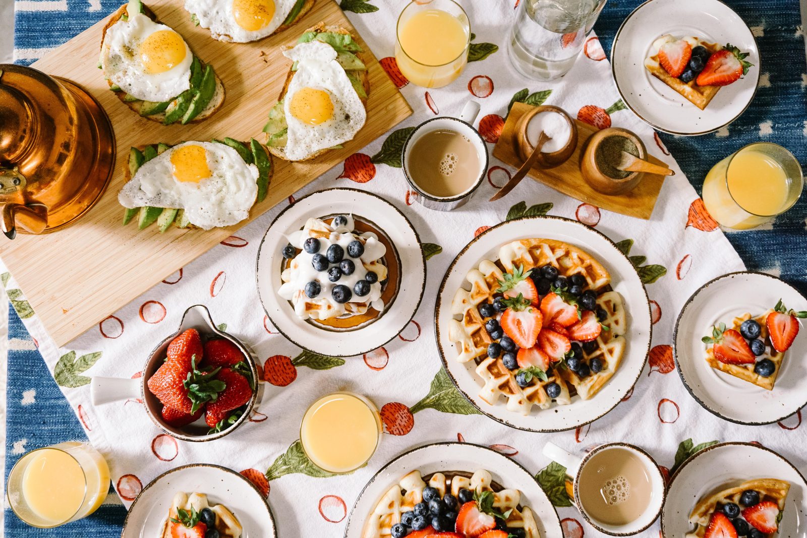 Brunch im Cey'se Café: reich gedeckte Tafel mit Croissants, Eiern und Kaffee von oben