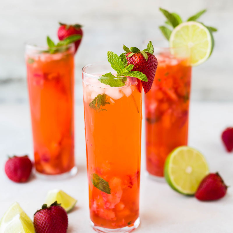 Drei Gläser Erdbeer-Minz-Limonade mit frischen Erdbeeren