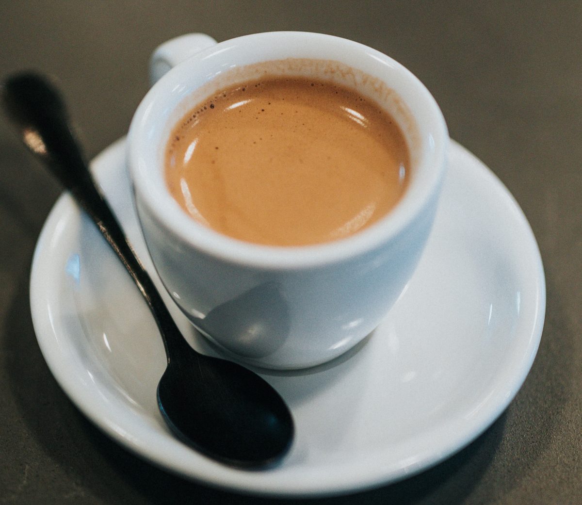 Frisch gebrühter Kaffee mit feiner Crema auf der Untertasse