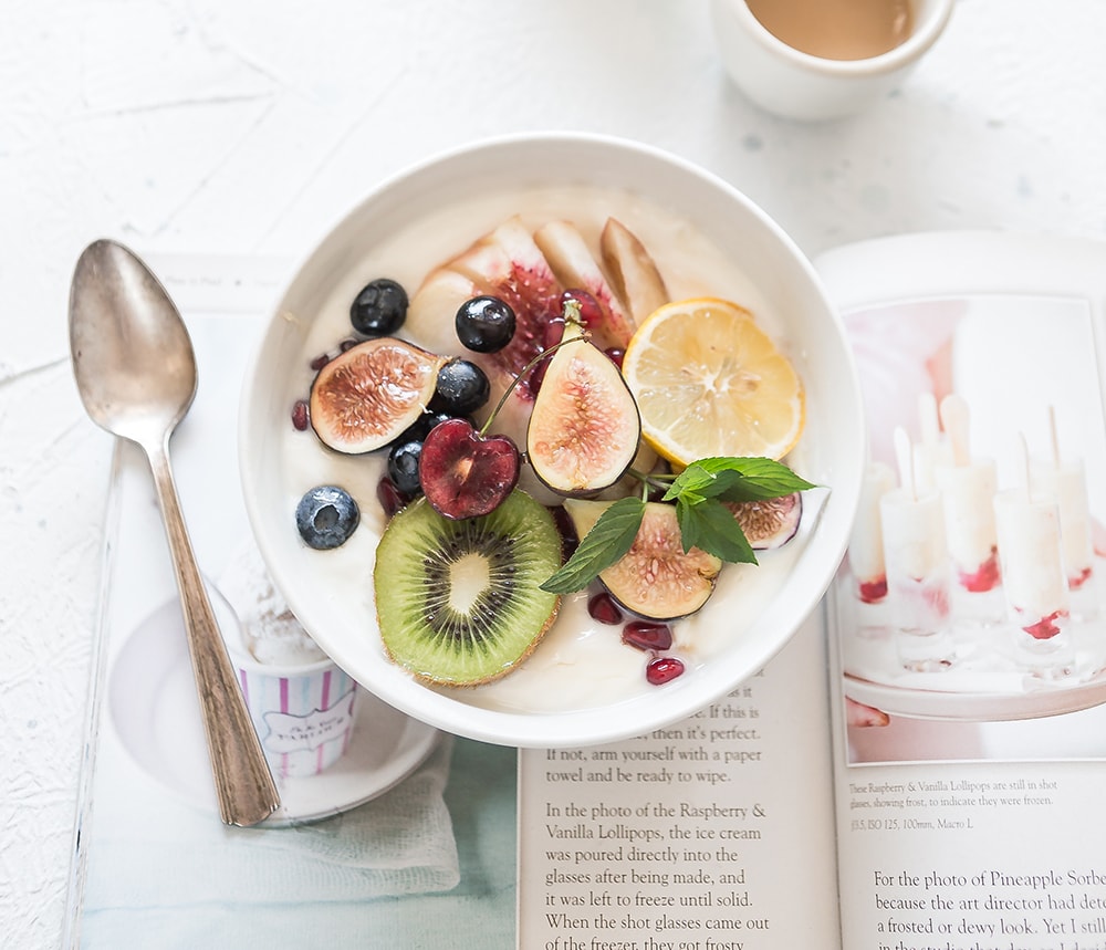 Joghurt-Bowl mit Feigen, Kiwi und Beeren