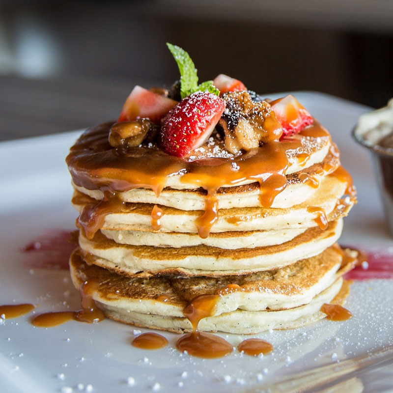 Pancake-Turm mit Erdbeeren und Karamellsoße